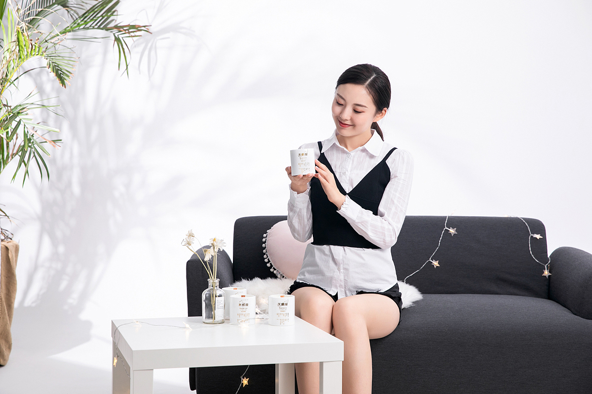 香薰蜡烛模特拍摄（图ZMjAzNTA4MjQ0） - 生活用品 - 站酷设计师电商视觉服务商原创素材 - 站酷ZCOOL