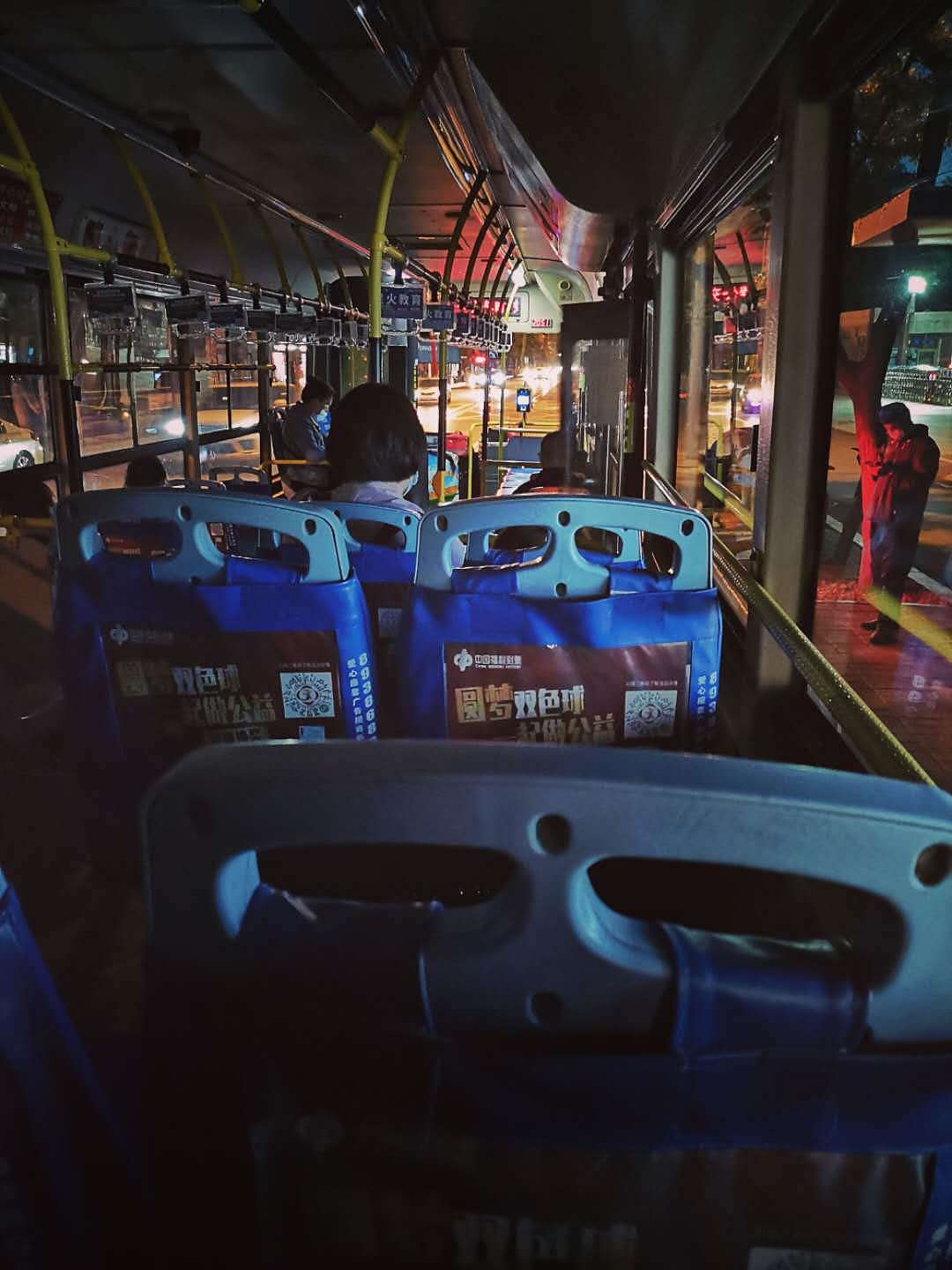 晚上公交车照片 真实图片
