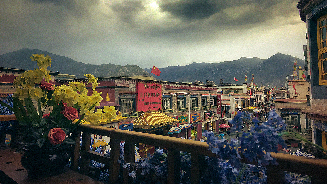 玛吉阿米窗口拍的,仓央嘉措会情人的地方