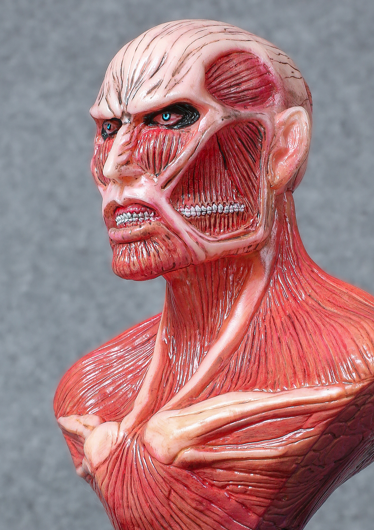 超大型巨人胸像