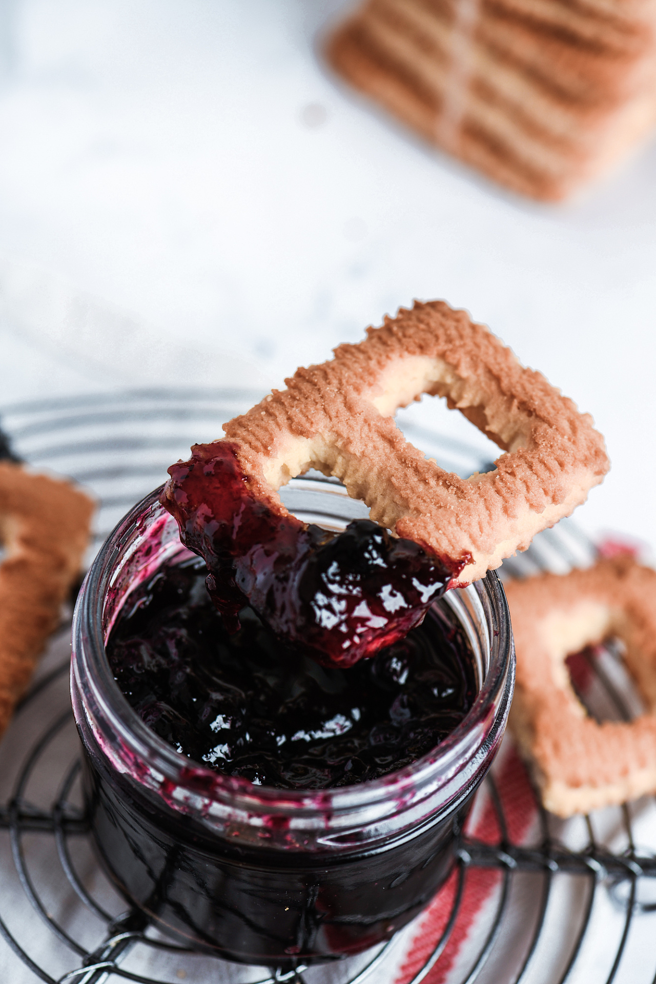 亮调曲奇饼干蓝莓果酱拍摄