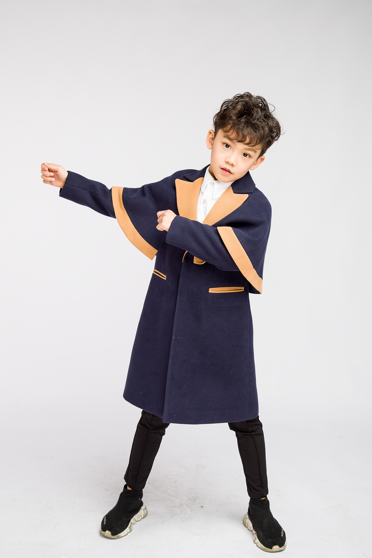 童装模特白底拍摄案例