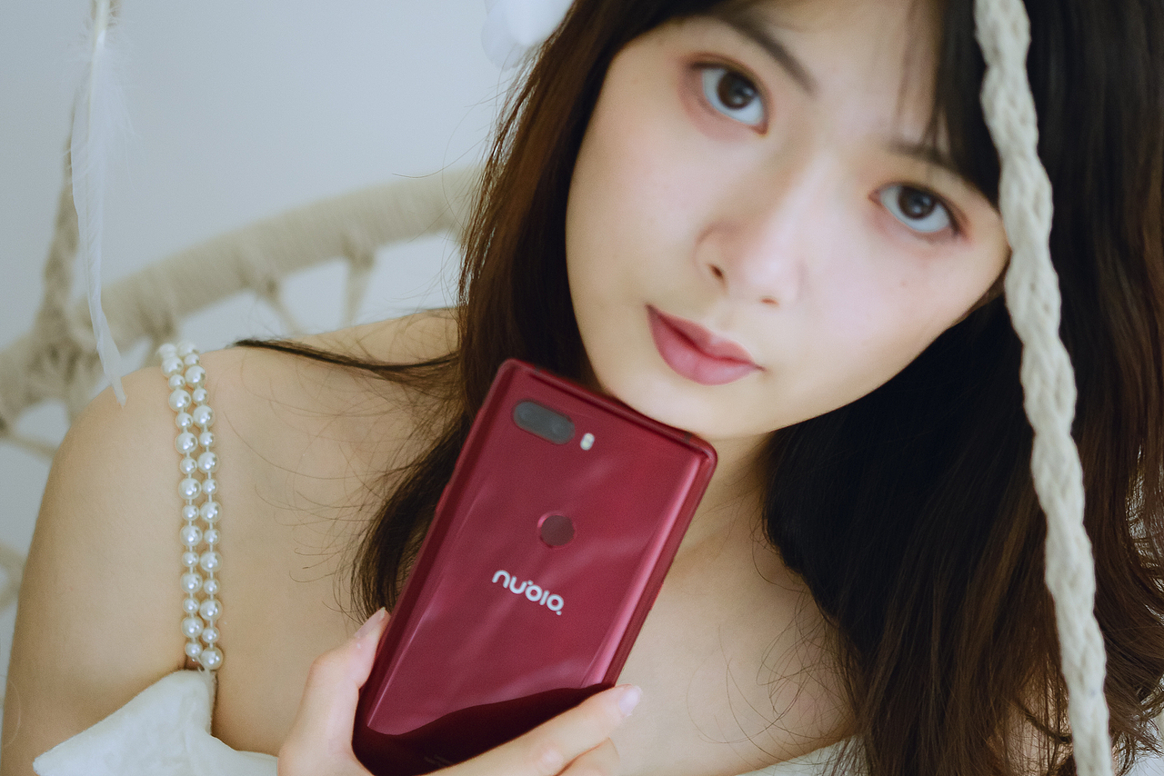 努比亚Z18与妹子