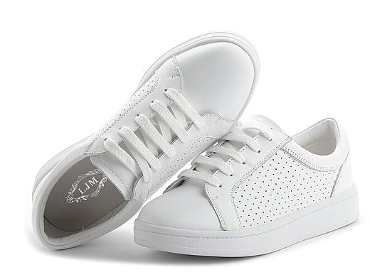 因为喜欢白色，所以拍白鞋