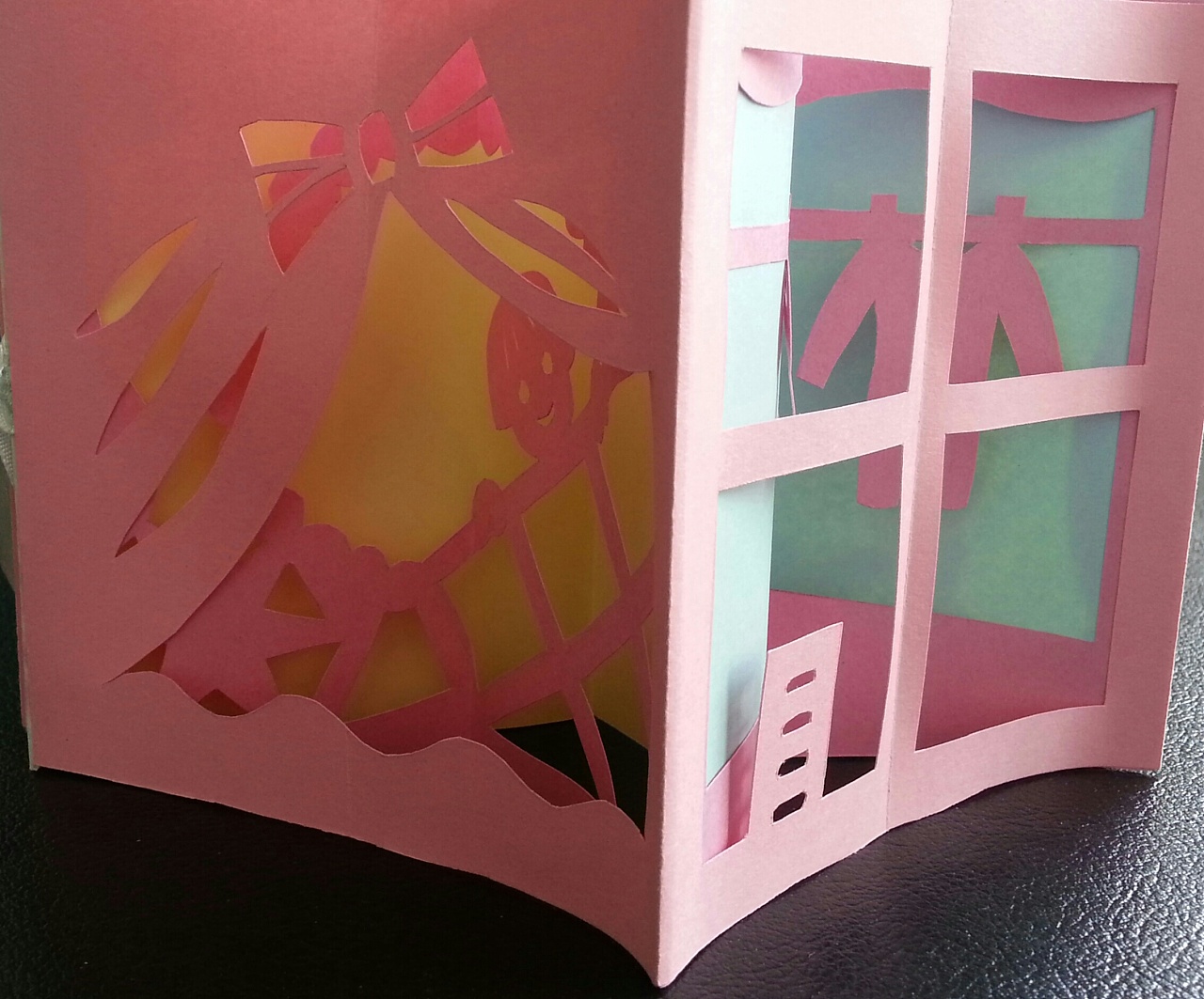 《粉色宝宝》旋转木马纸雕立体书