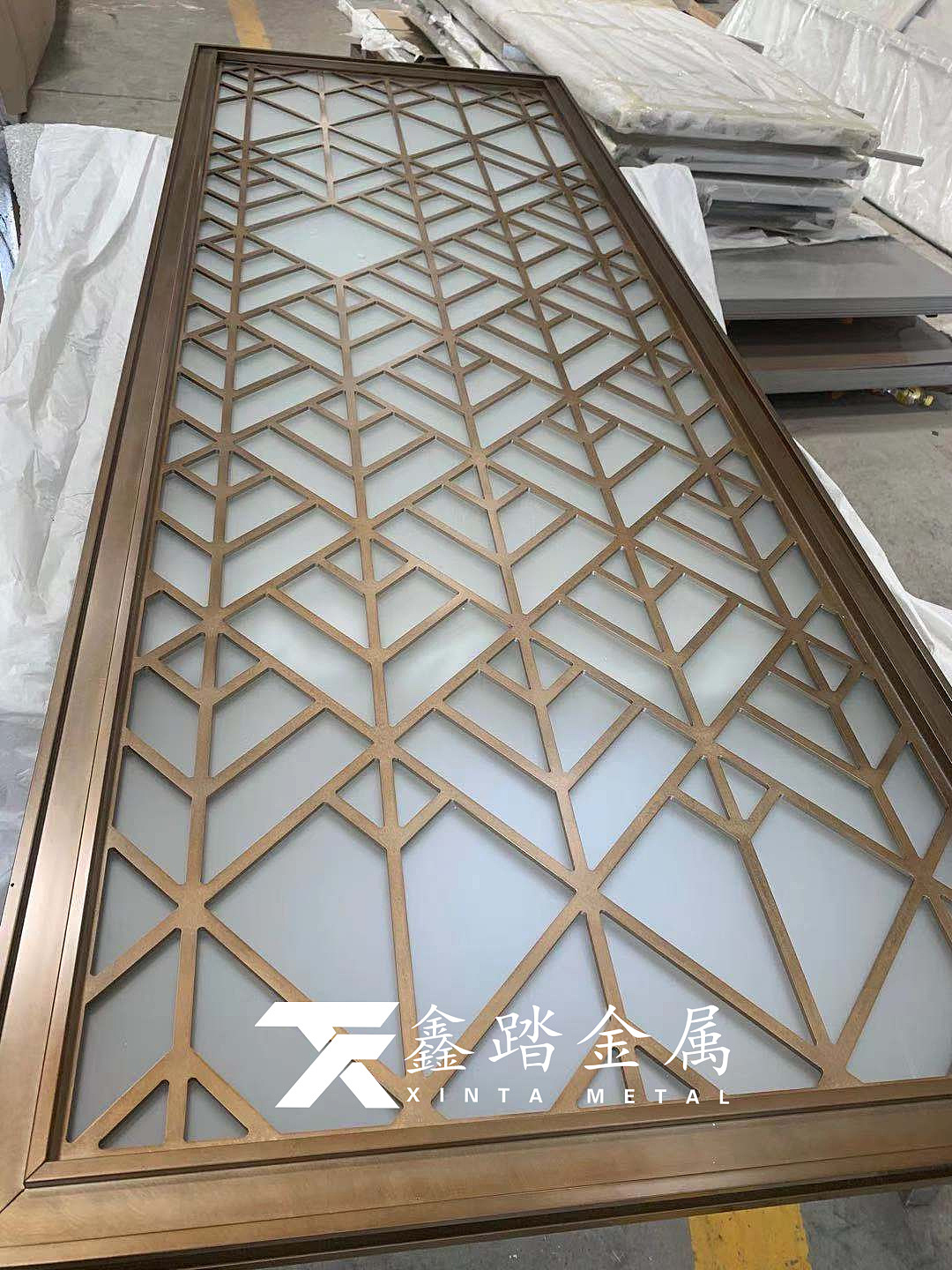 乱纹钛金实心铝板雕花中夹8mm白砂钢化玻璃隔断实拍图