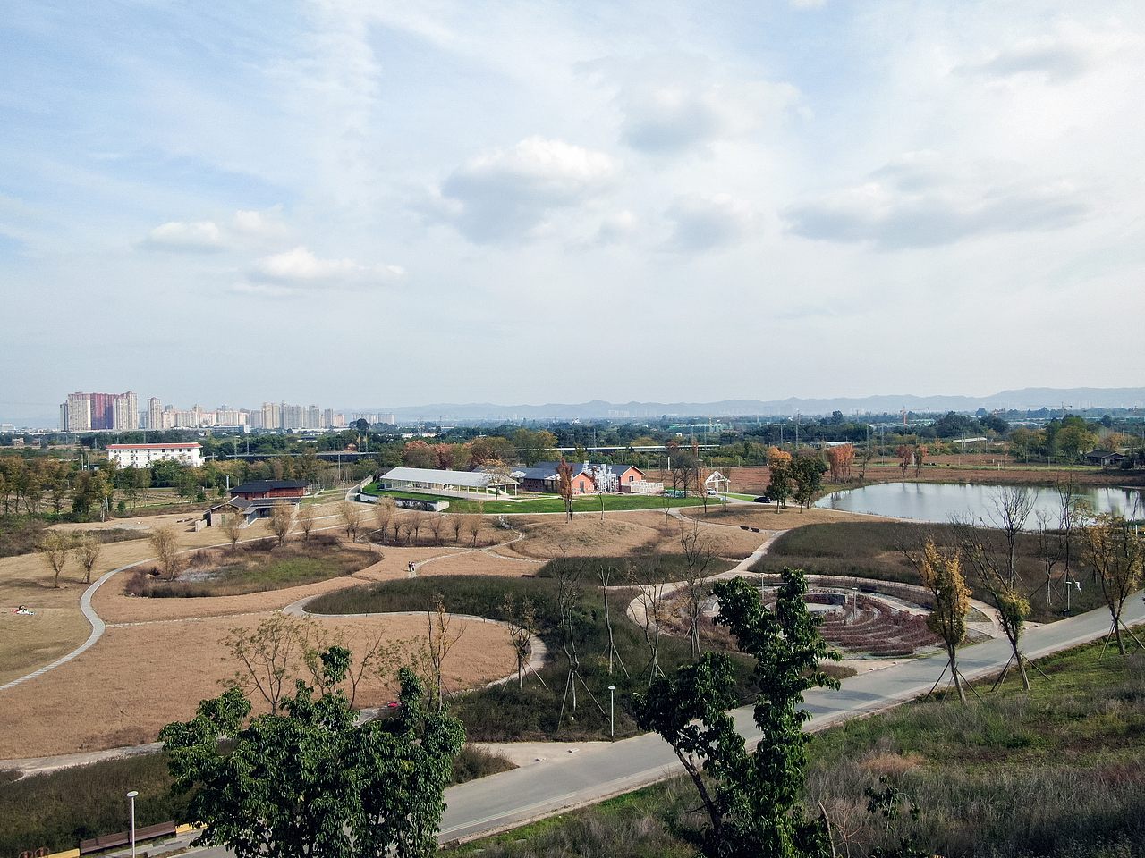 围墙拆除后以开放的姿态迎接四面八方的游客© 小隐建筑