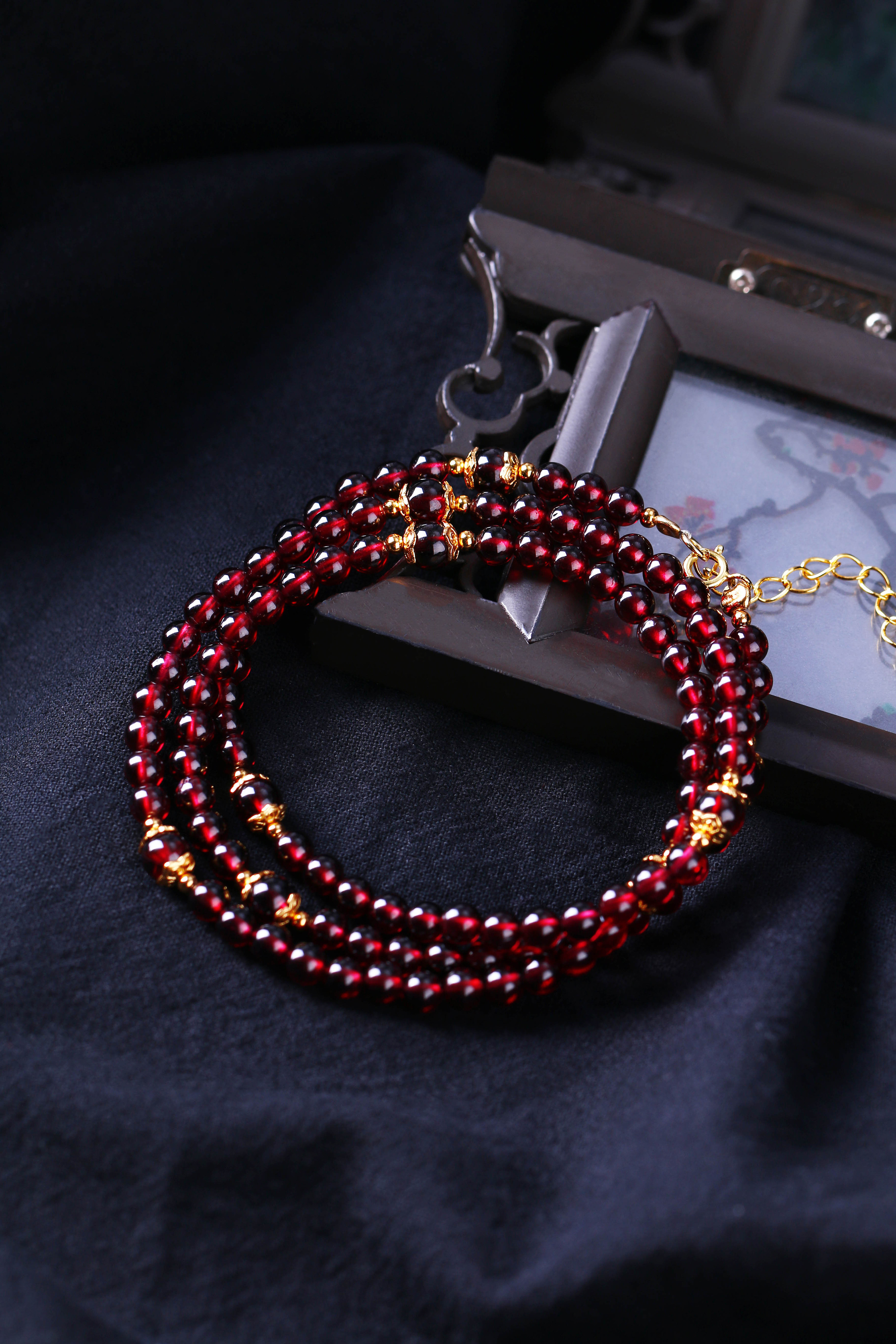 石榴红手串拍摄