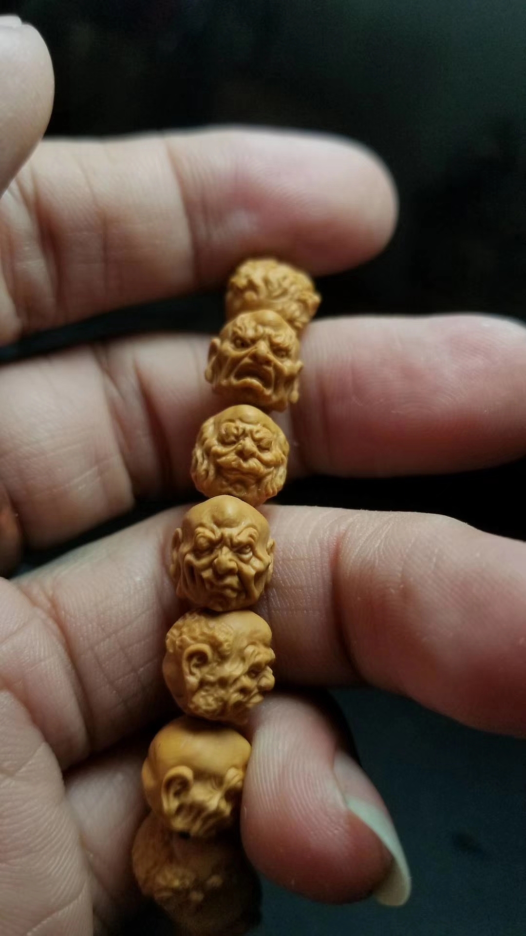 龙纹桃核雕刻-十八罗汉手串