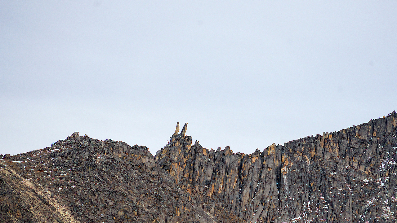 兔儿山海拔4696米,山势奇特,寸草不生.