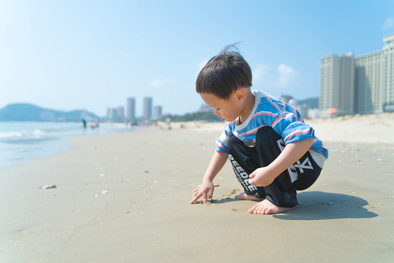 踏在海边浪花上