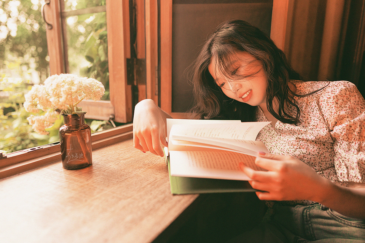 看书的女孩子