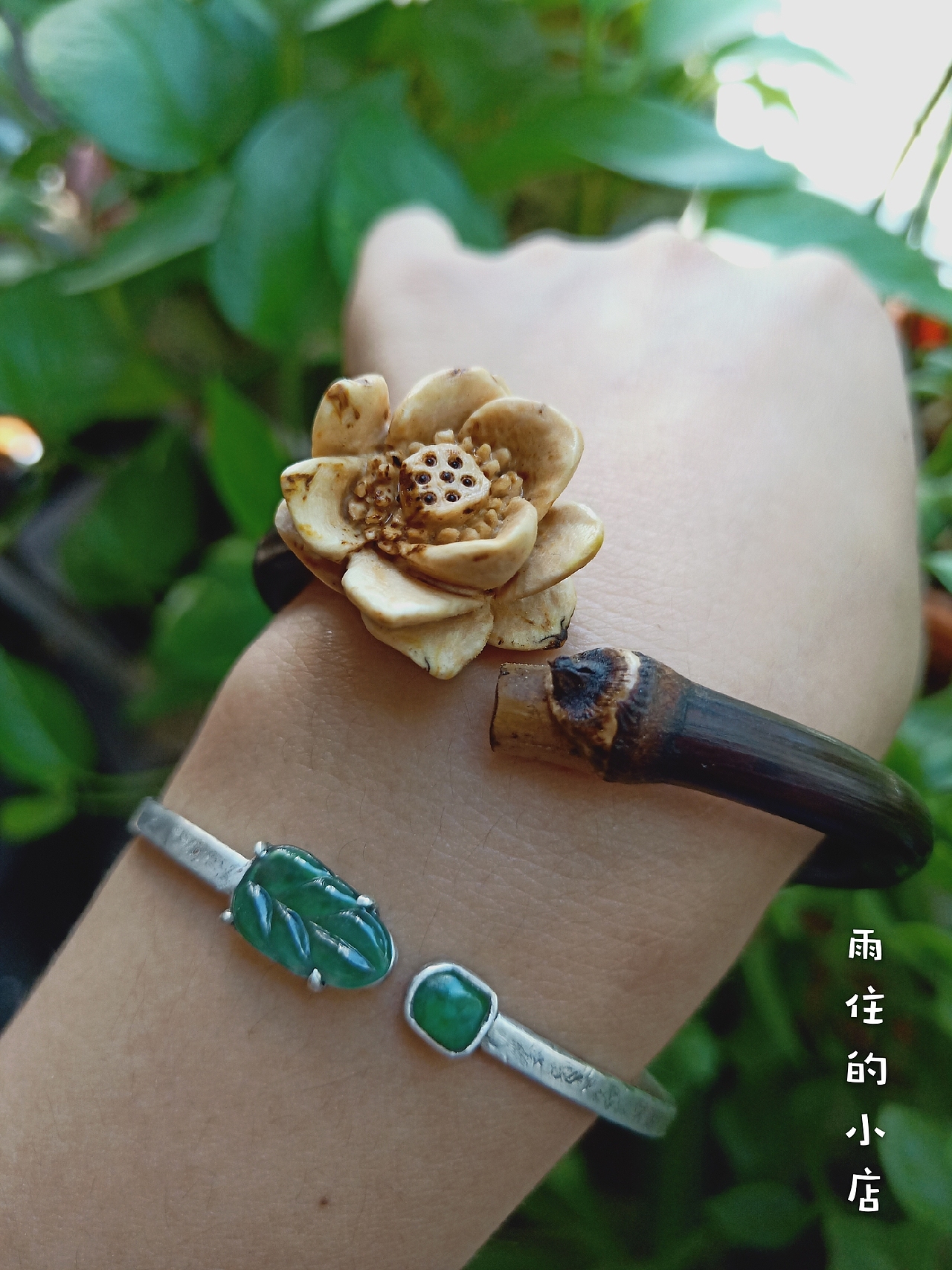 藤枝上的艺术鸡血藤雕刻手镯