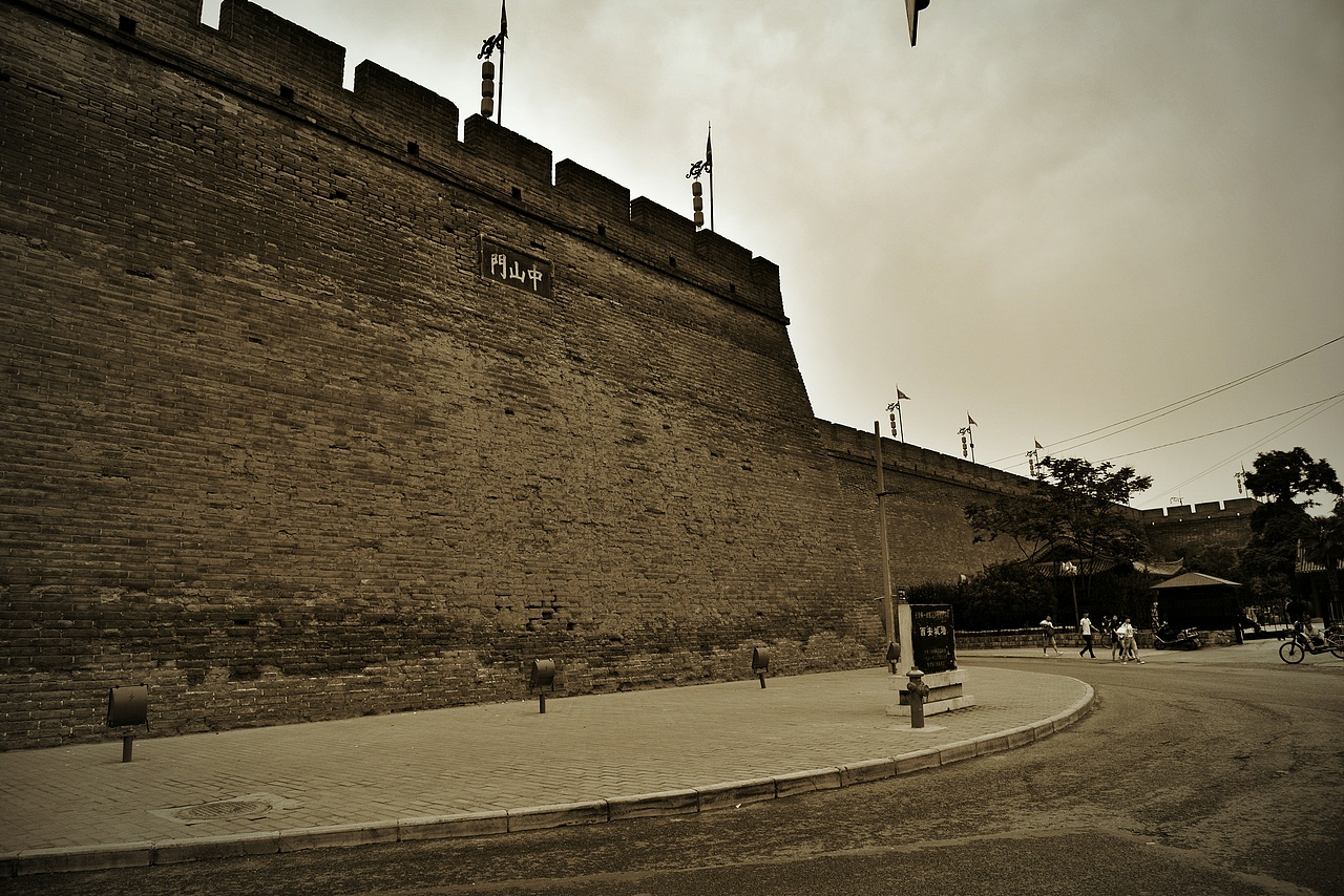 西安落后的原因所在。很多人建议拆了这座城。