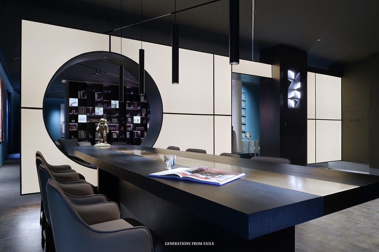 客厅旁,设计有水吧台,可供音乐爱好者们畅谈交流