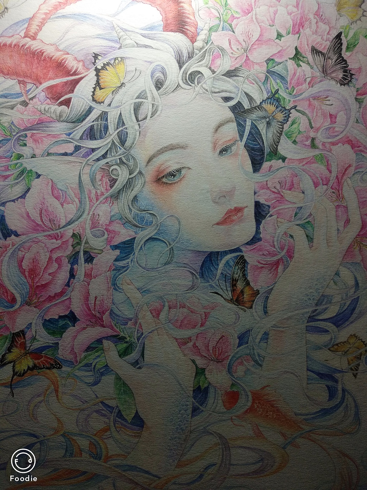 这是张临摹作品,原作者kekebaby,是个很厉害的小姐姐,第一次看到她的画,就很喜欢,我也在画上加入了自己的想法,眼神我想画的魅惑些,因为画面是有关水元素的题材,就将彩铅与水进行了融合,尽力去体现我想要的柔美和迷幻