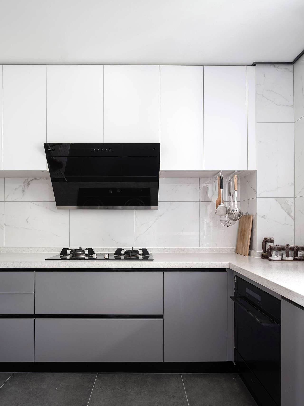 定做的橱柜占据了三面墙壁达到最大的储存效果,满足了屋主的收纳需求.