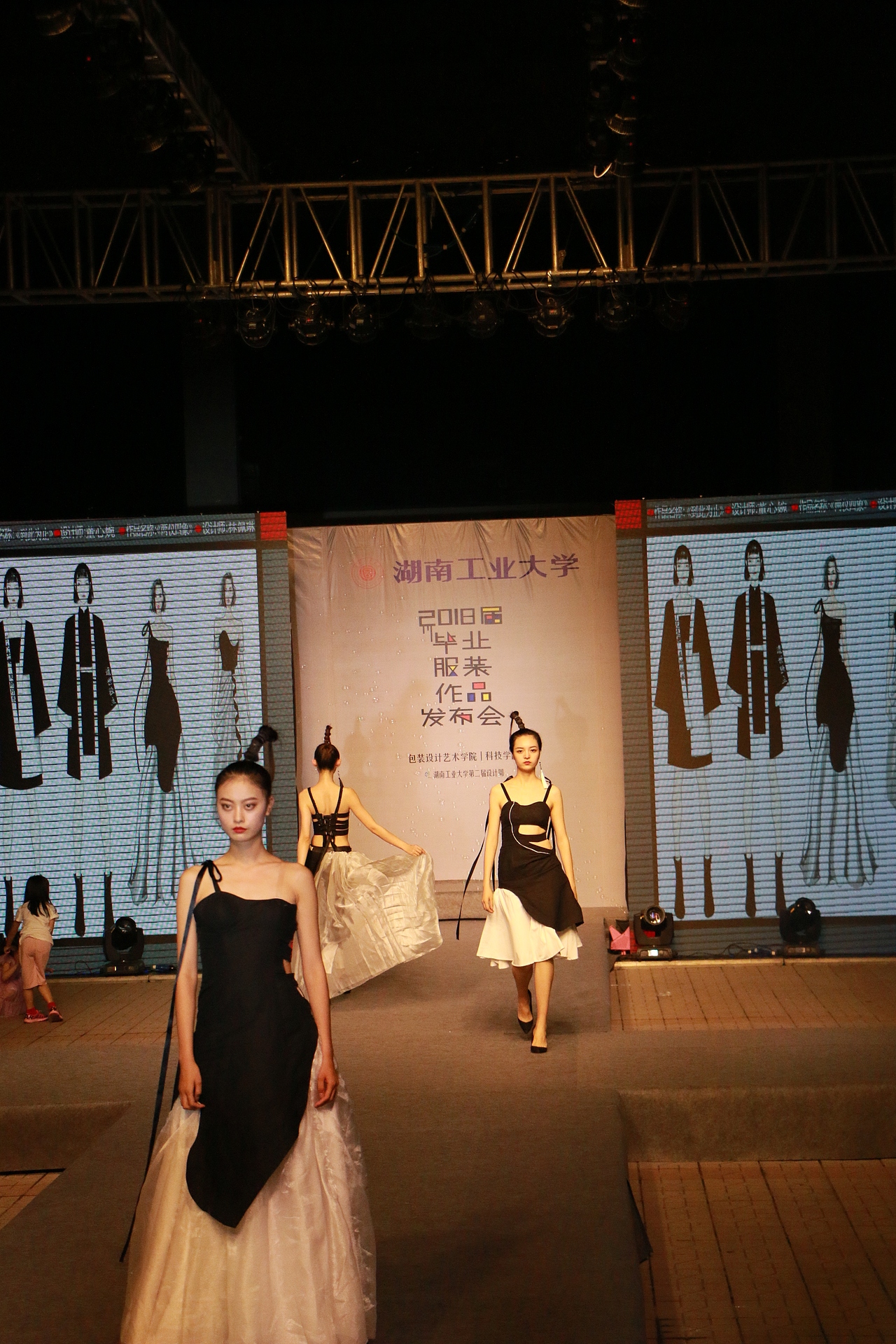 #2018毕业展#湖南工业大学2018届毕业服装作品发布会（图ZMTE4MzA2ODg0） - 人文/纪实摄影 - 站酷设计师梁小样原创素材 - 站酷ZCOOL