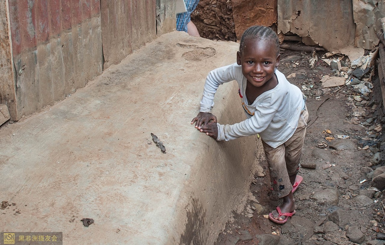 肯尼亚马萨雷贫民窟里的悠闲生活