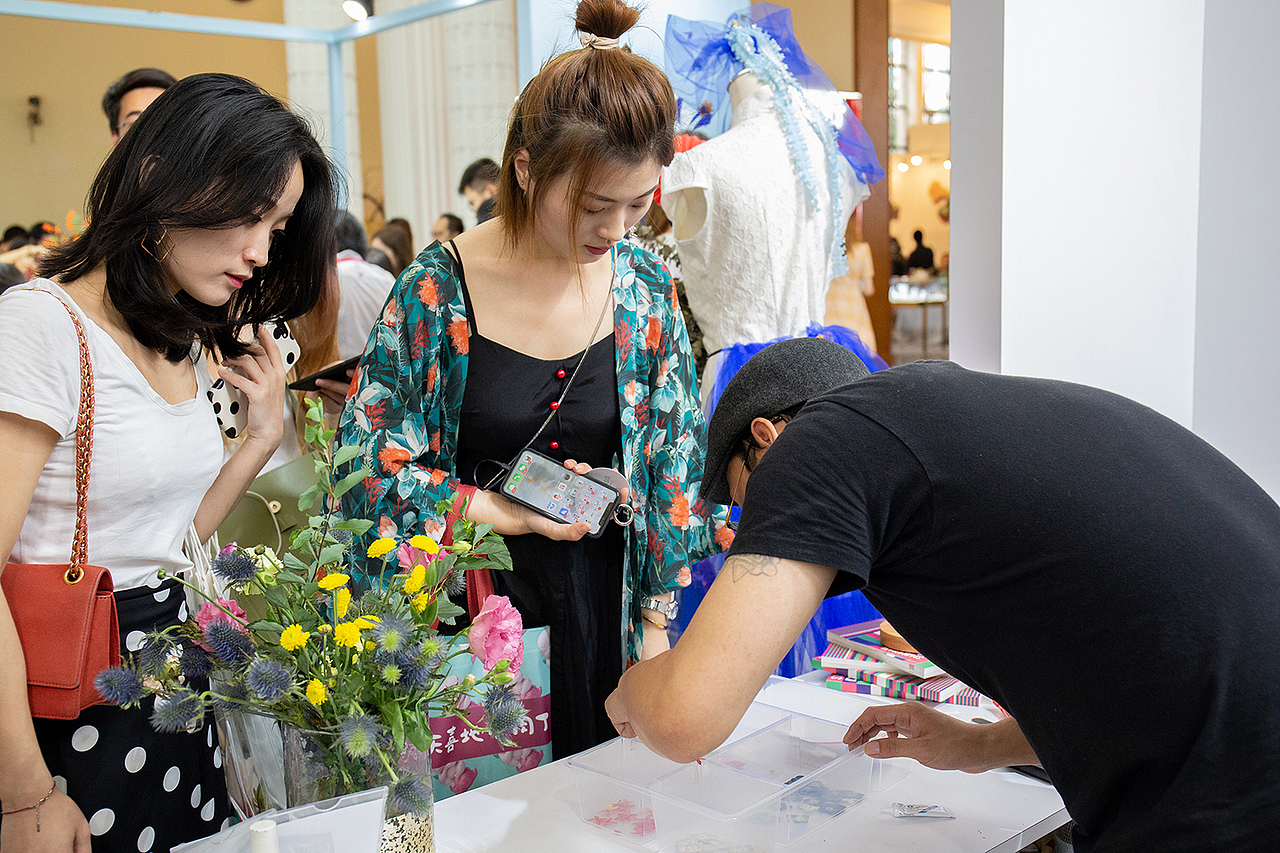 上海设计周活动现场（图ZMjE3NjM0NTM2） - 人文/纪实摄影 - 站酷设计师土豆翻墙西红柿原创素材 - 站酷ZCOOL