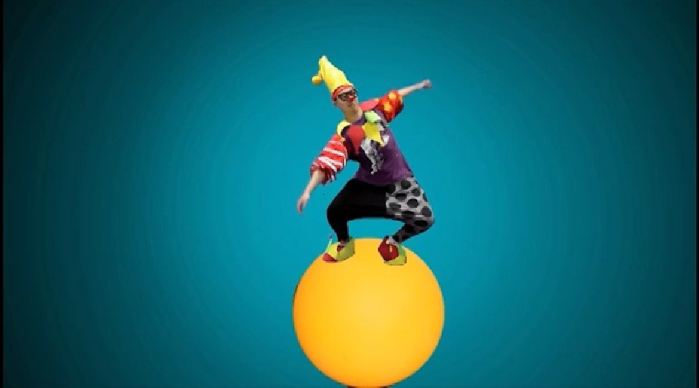 互动前,小丑站在球上不停的晃动