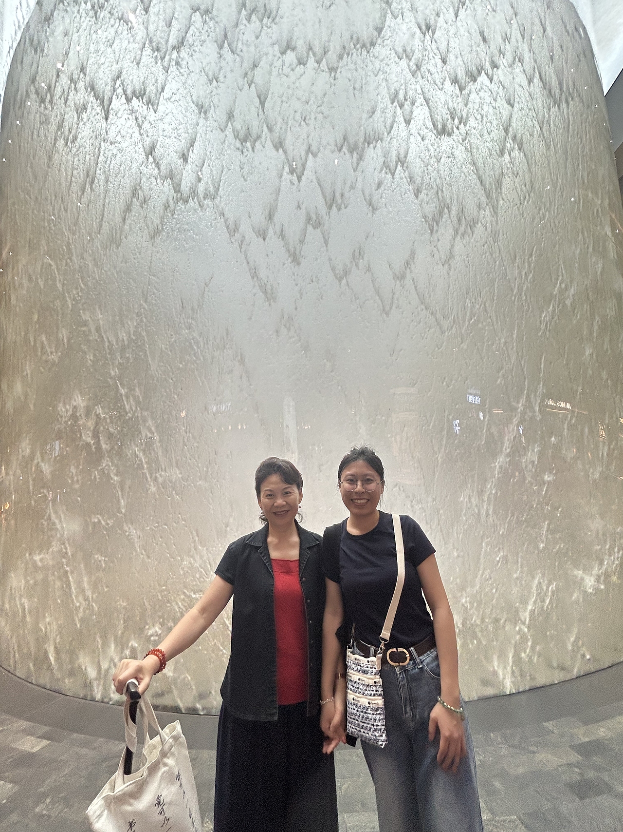 新加坡樟宜国际机场雨漩涡瀑布,瀑布高40米很壮观!