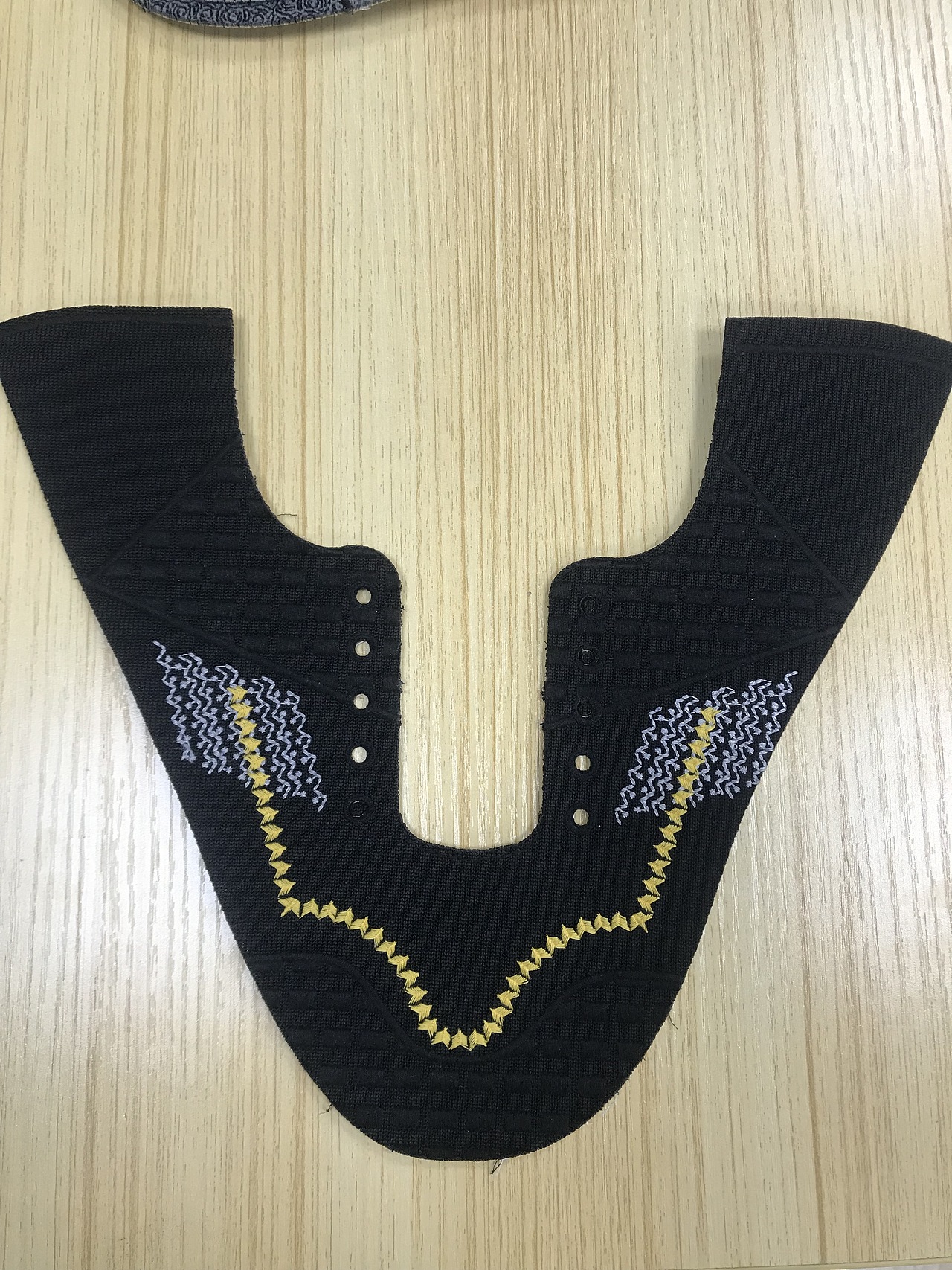 分享收藏鞋材图案设计鞋材纺织鞋面设计工业级产品设计海报关爱自己