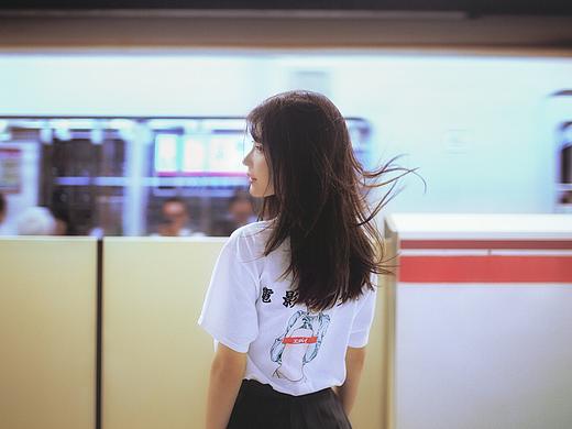 你是傍晚的一枚月亮