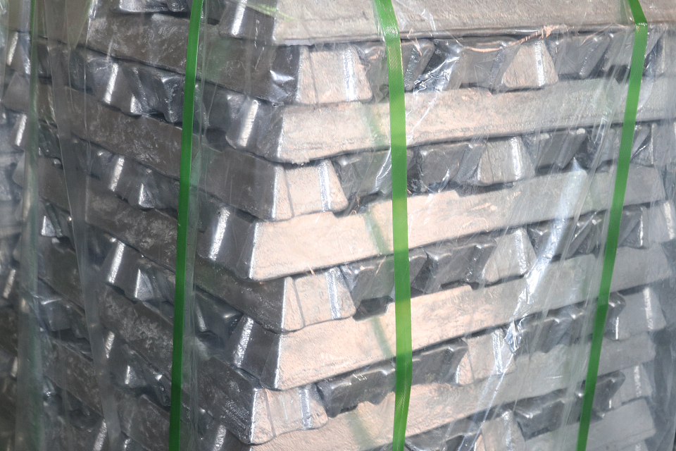 测试完成后,我们就进入了开模打样过程,根据工厂的工期,需要个把月的时间来完成。完成后,我们到工厂进行产品看样。