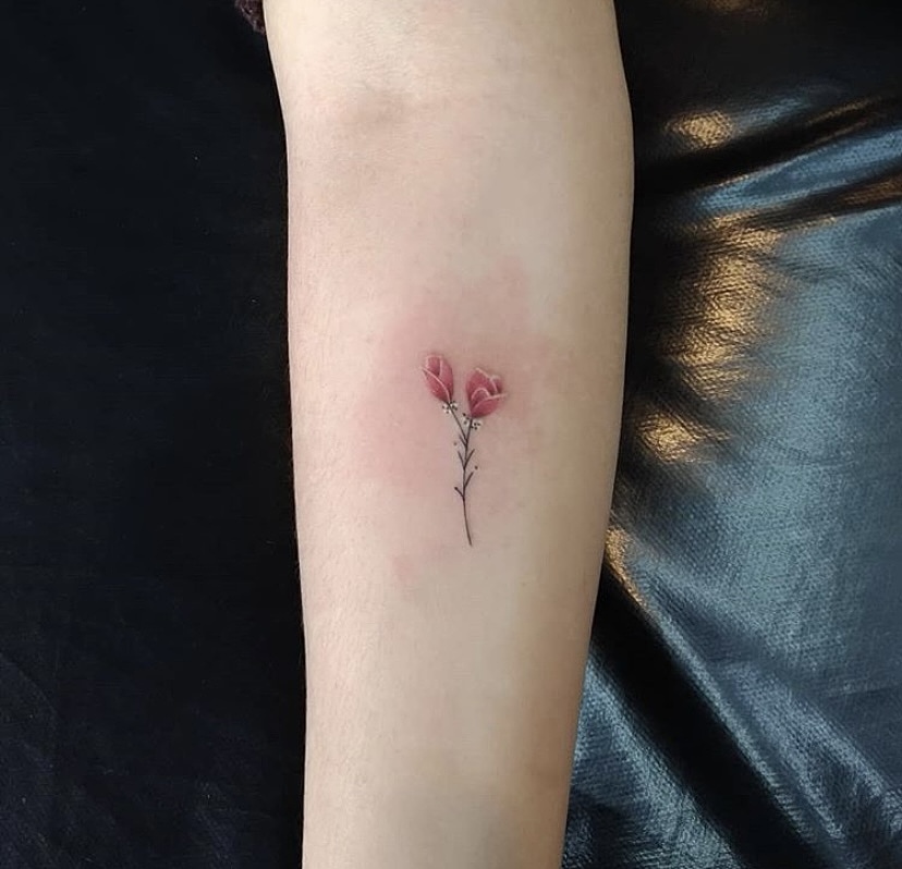 小纹身细节整体的搭配素色的线条花朵素描风格的表现.