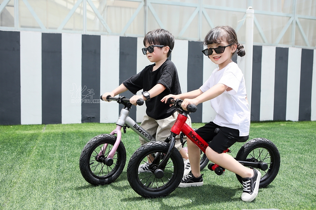 童模拍摄 电动摩托 电动拖拉机 滑板车 扭扭车 平衡车（图ZMjIyMDQyMzYw） - 人像摄影 - 站酷设计师北斗摄影原创素材 - 站酷ZCOOL