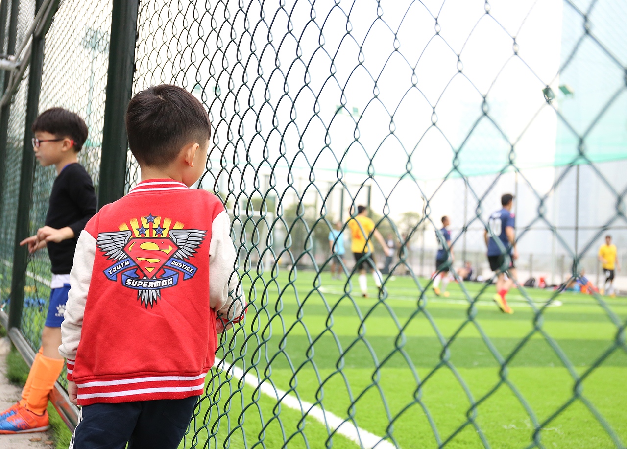 场外等待的孩子