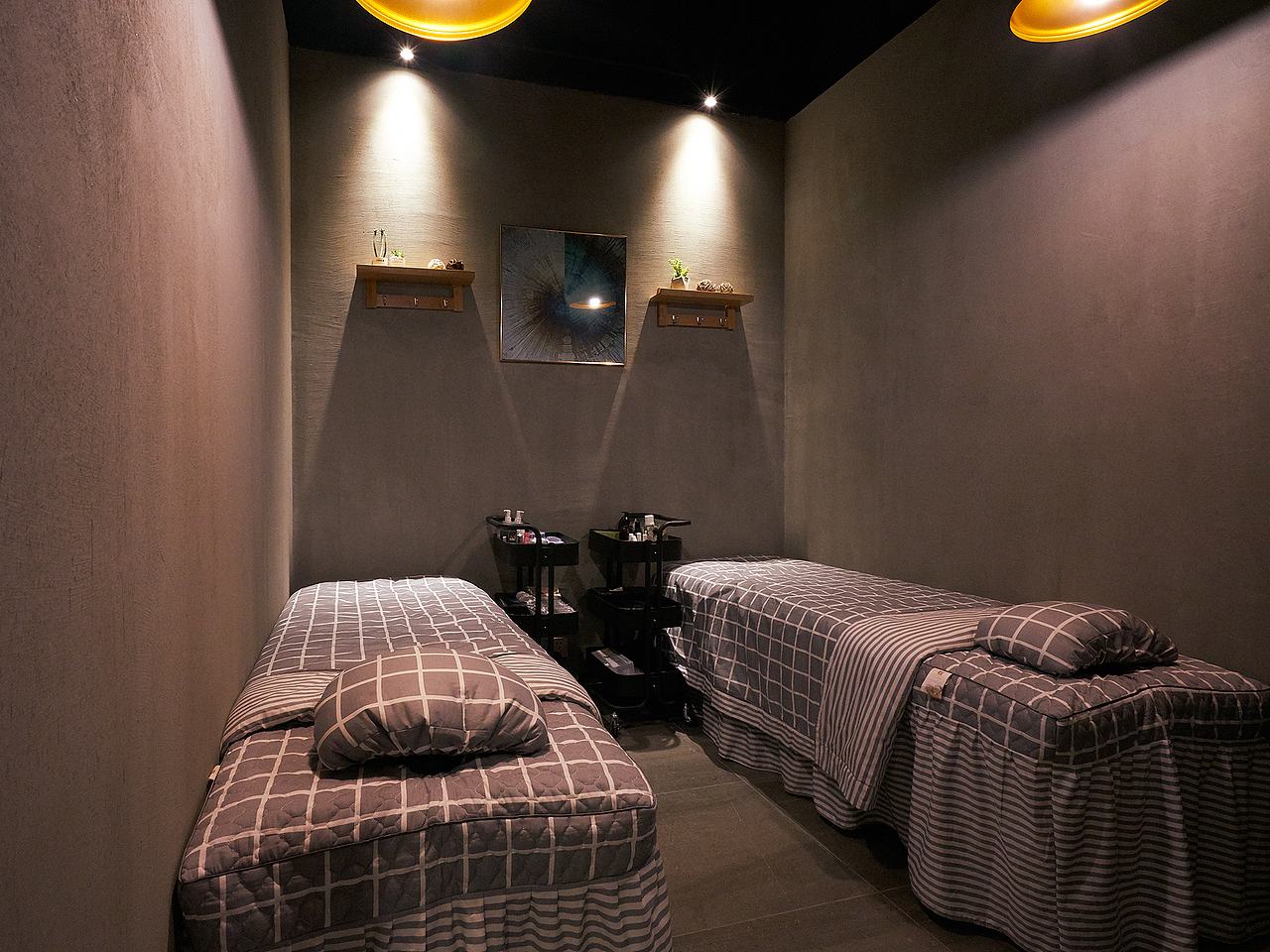 美甲店摄影 美容门店拍摄 化妆店面拍照（图ZMTIwNzY1OTg0） - 产品摄影 - 站酷设计师野人笑摄影原创素材 - 站酷ZCOOL