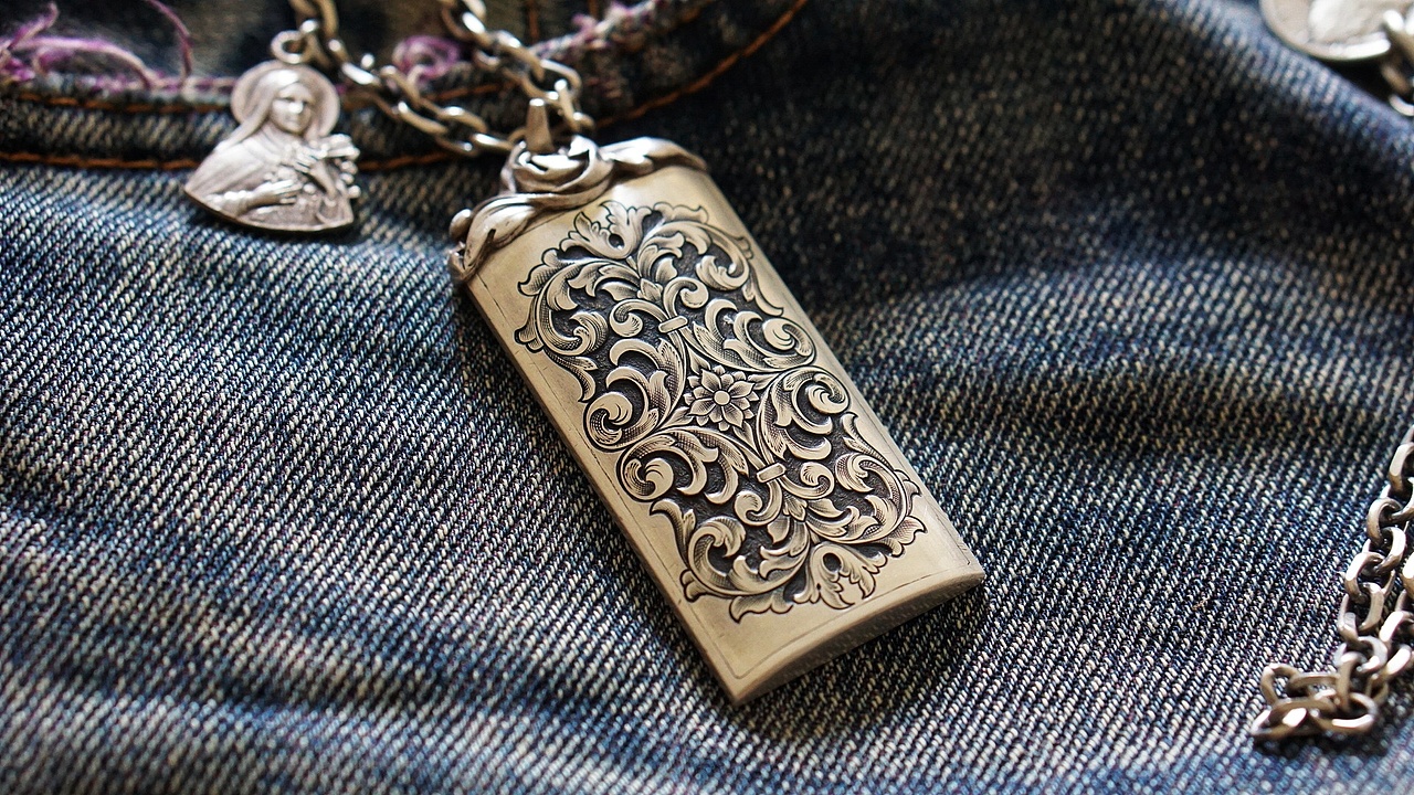 【森罗渡鸦微雕唐草纹吊牌】