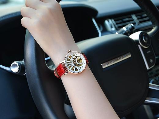女款皮带陶瓷钢带手表驾车图淘宝主图拍摄 腕表摄影