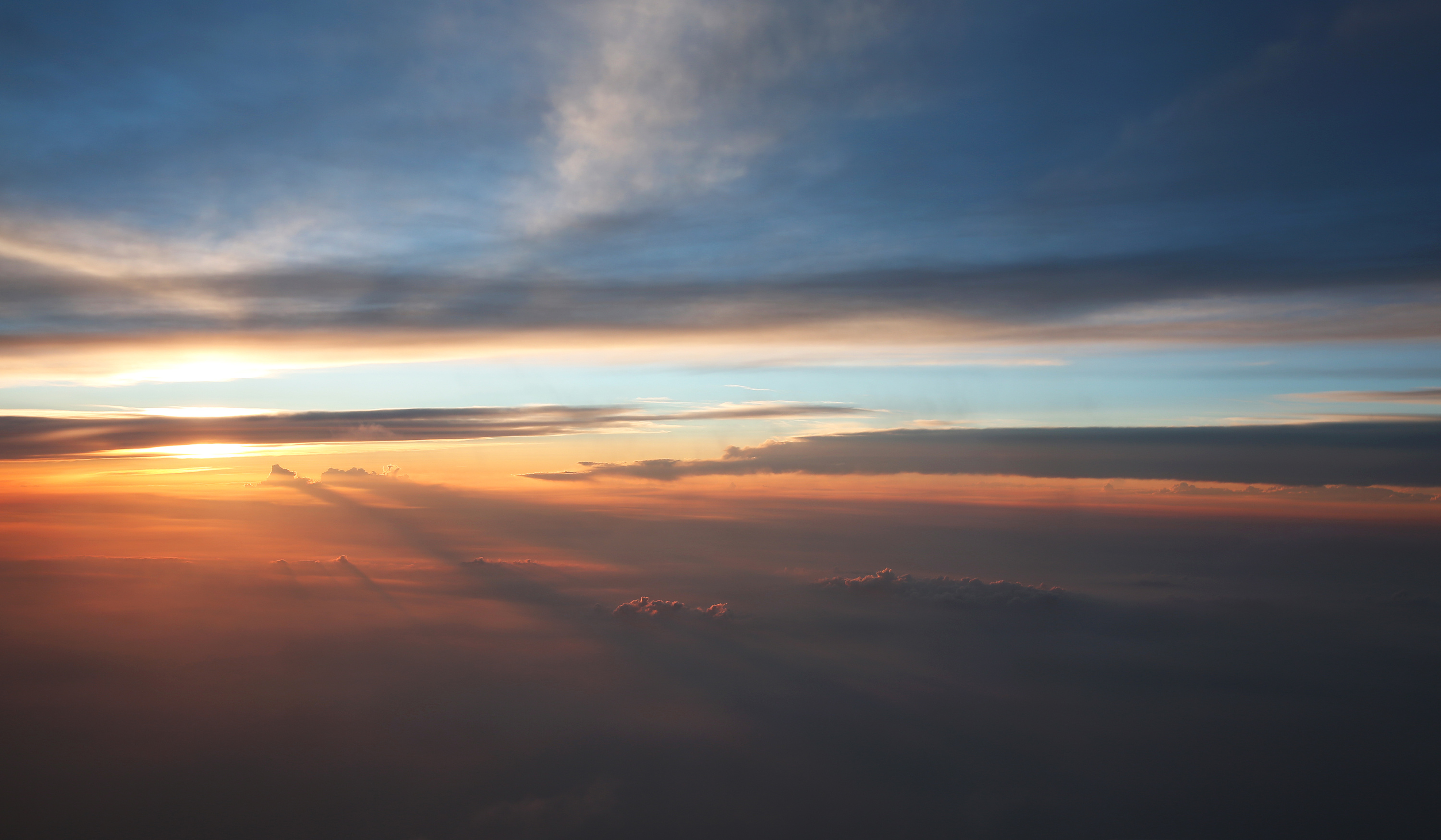 云层中欣赏晚霞