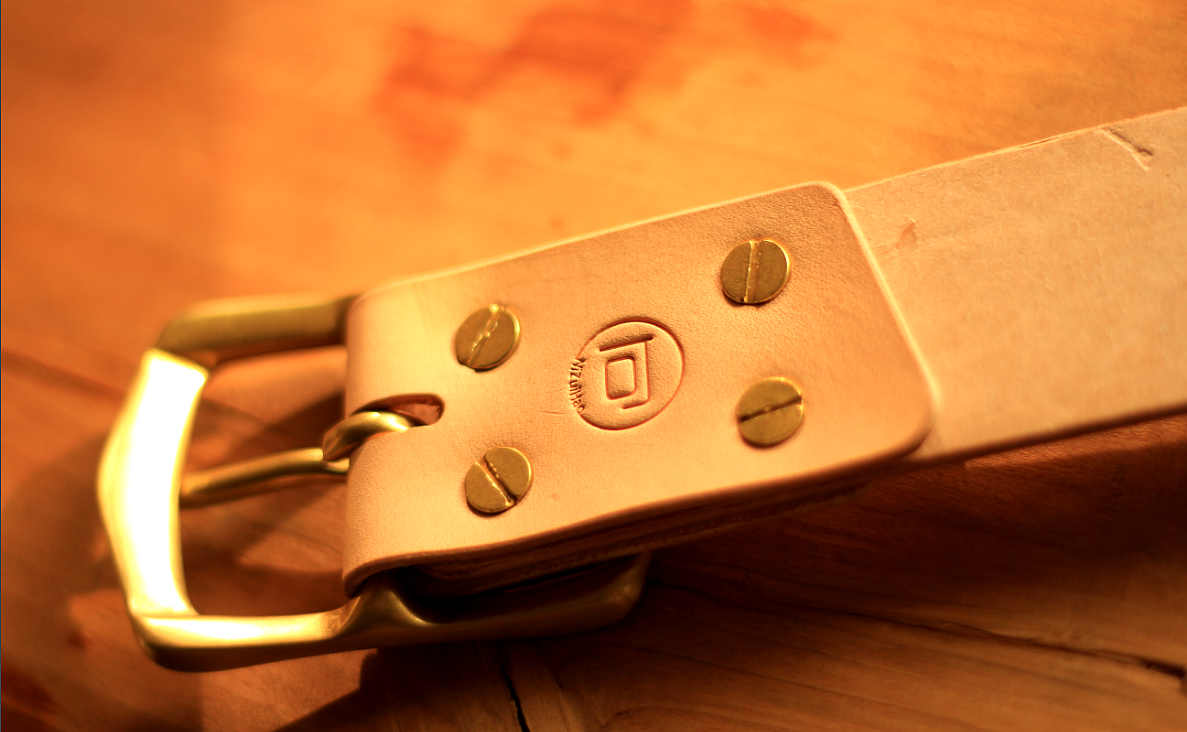 背面的LOGO看起来还是比较和谐的…