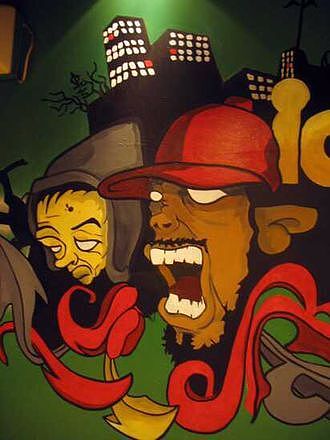 几年前作的  街舞房涂鸦 我都作品大多都在  太仓这个小城 本人就在家乡的小城坐着一份混日子的工作