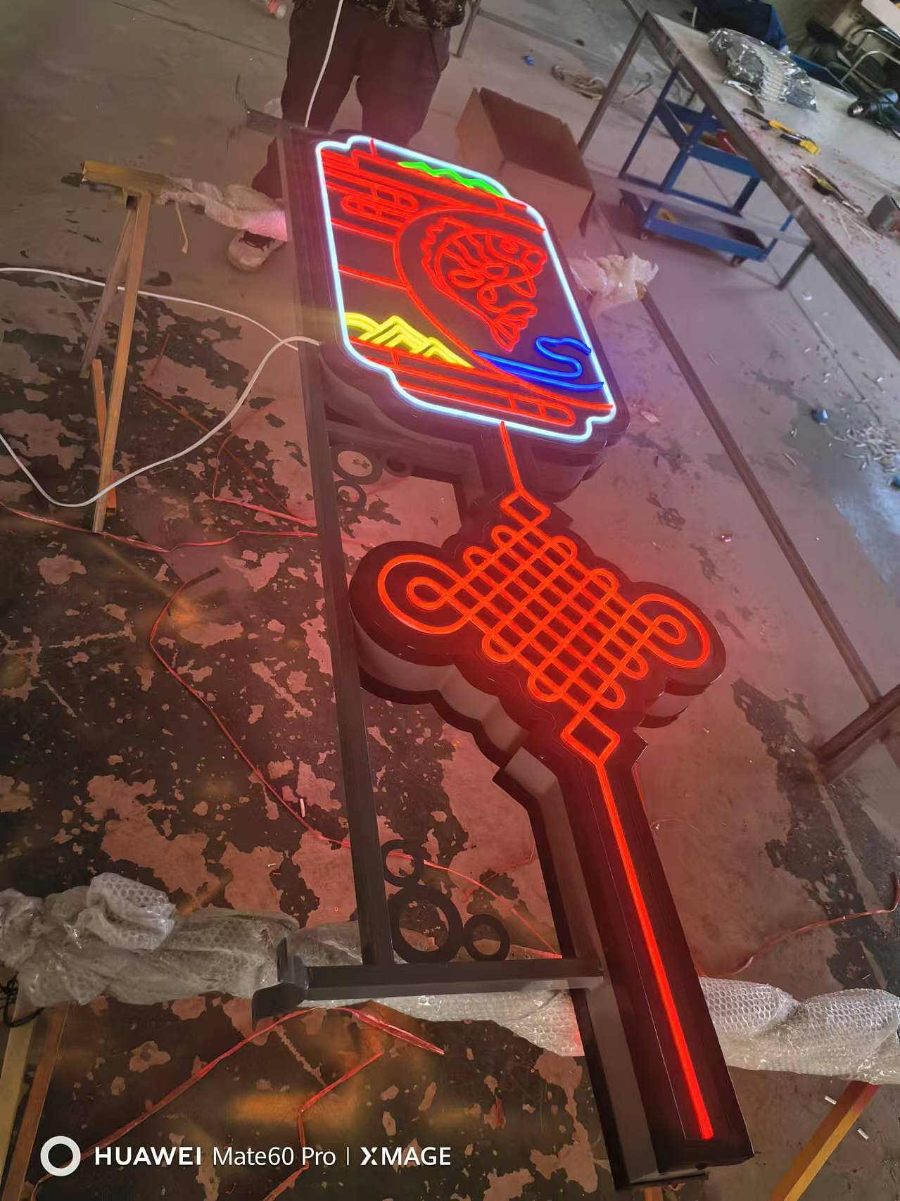 路灯杆霓虹灯带灯箱