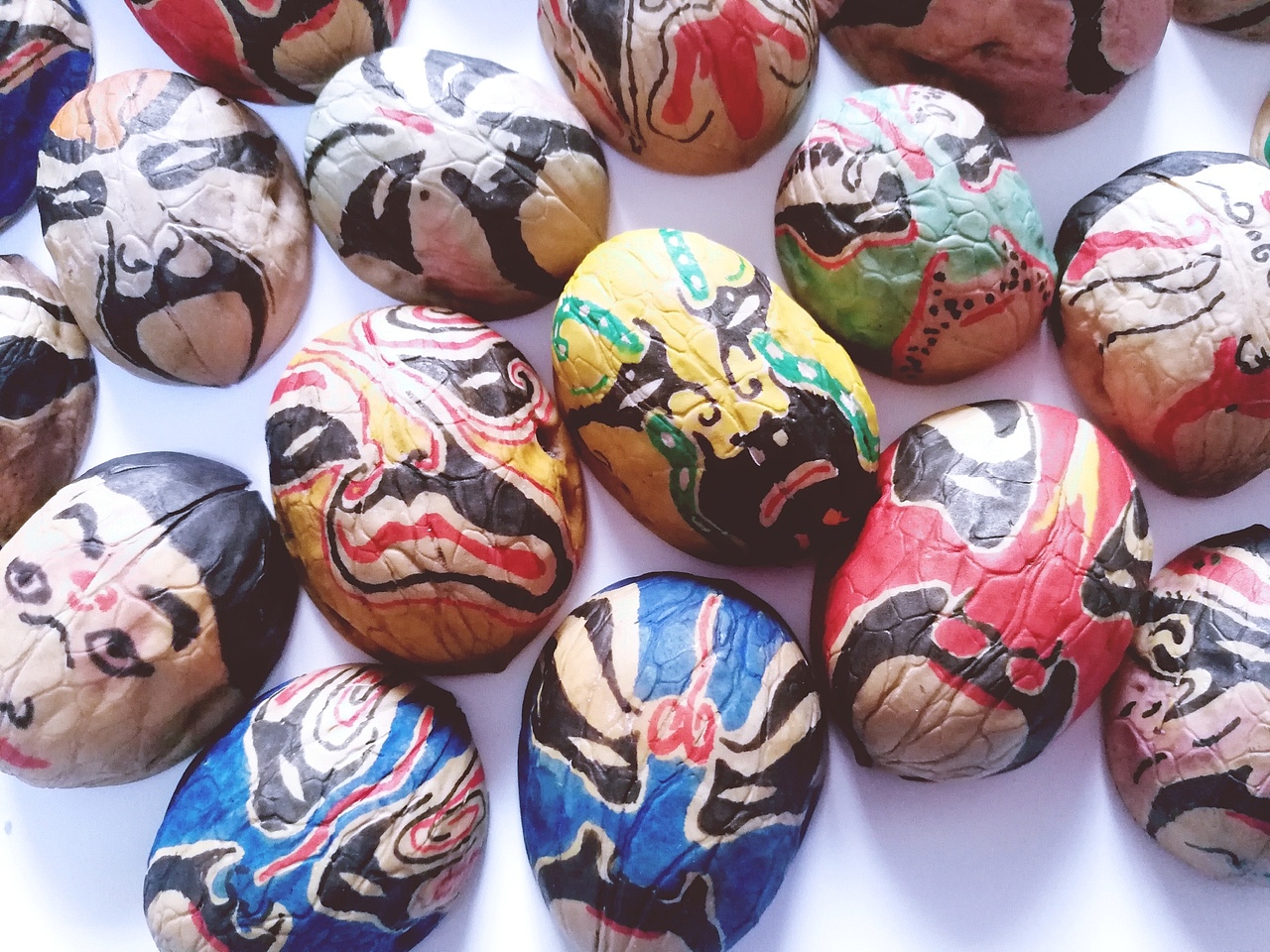 核桃壳被我拨得很整,所以不舍得丢掉,画一画脸谱,做一些装饰物也很