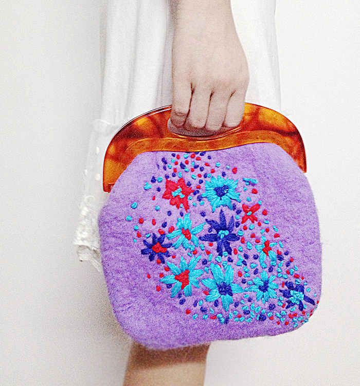 薰衣草彩色花丛刺绣 森林女孩的手工羊毛毡手提包