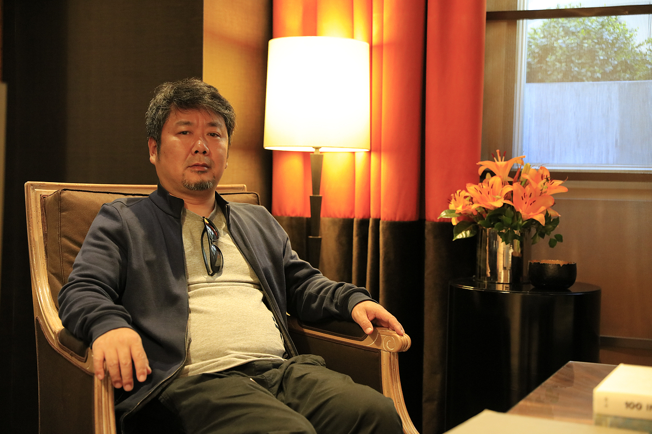 都是做设计的, 我们在酒店大堂等人, 这个等候区布置的很美, 就让大爷