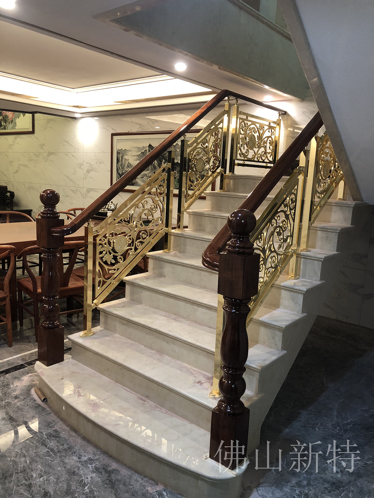 新中式别墅踏步楼梯安装金色铝雕花防护栏轻奢优雅