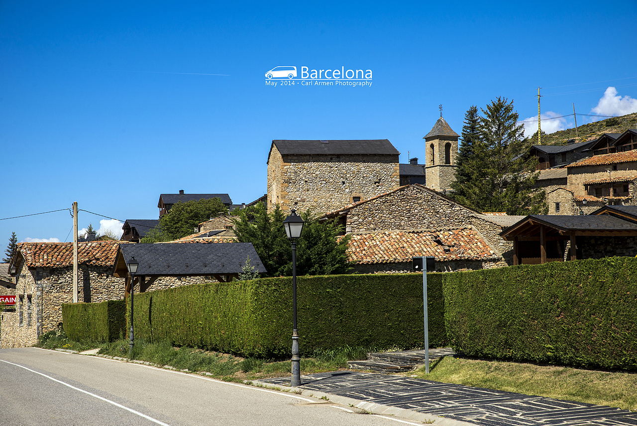 途中遇到的小镇，没什么人，估计是巴塞罗那市一些土豪们平时度假的别墅吧。很离奇的感觉，有点像电影布景。