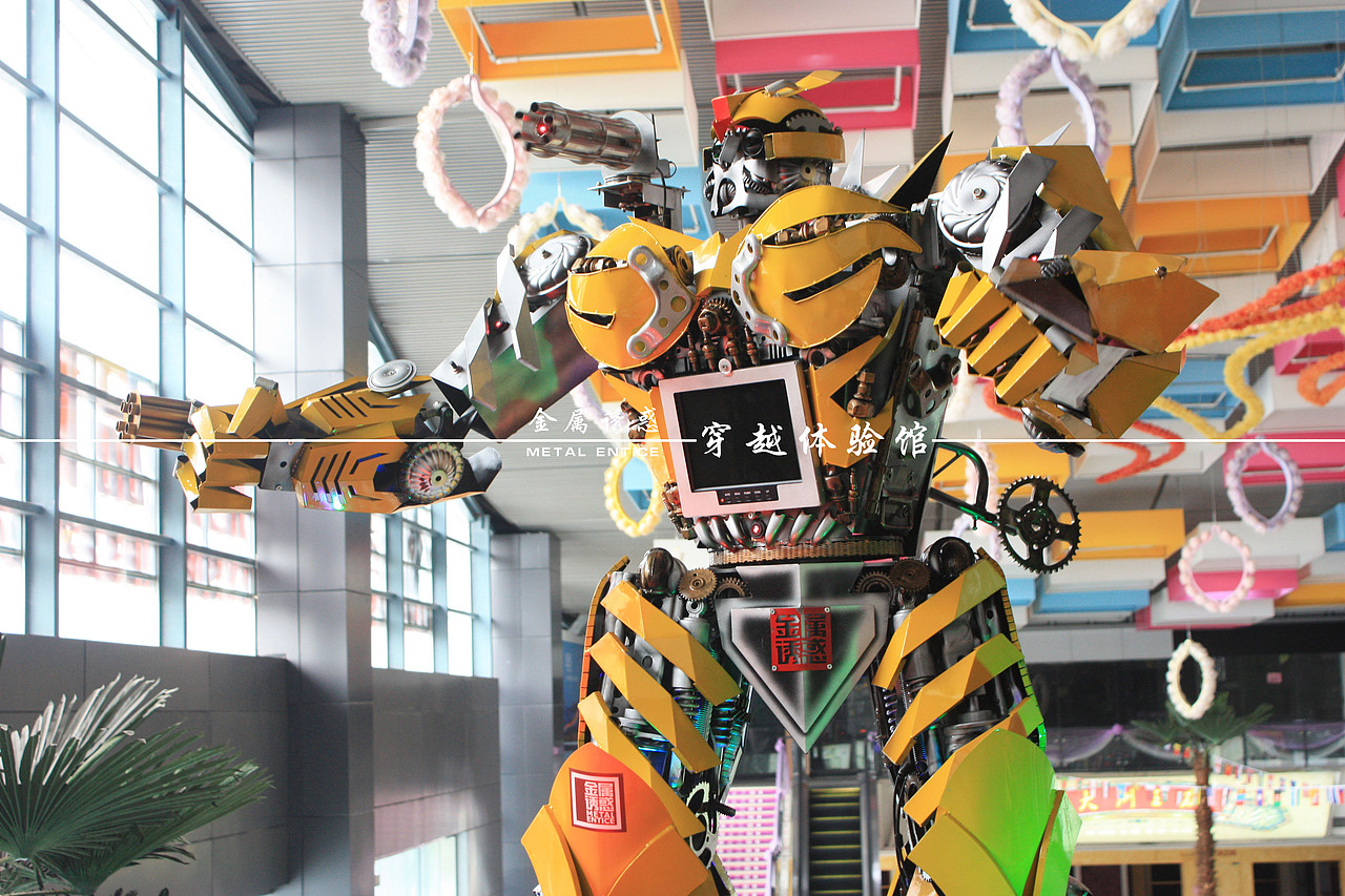 整个机器人是仅限上半身运动,腿部并不能做出行走或其它动作,主要是考虑到作品体型比较大,做成整体活动的话,安全上不是很稳定;