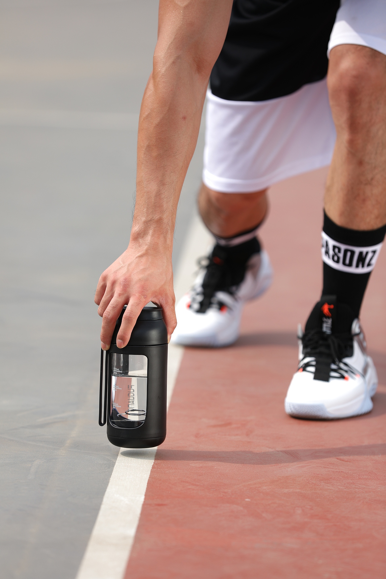 商业广告摄影-户外运动水杯摄影-模特摄影