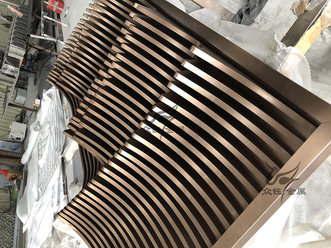 不锈钢拉丝仿古铜屏风 匠心独运（图ZMjA0NzcxMjE2） - 其他工业/产品 - 站酷设计师艺术金属原创素材 - 站酷ZCOOL