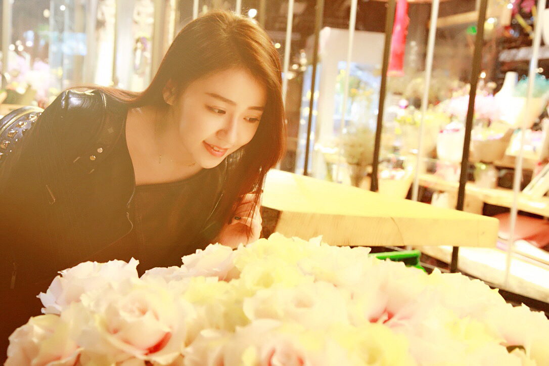 试着在快节奏的生活中慢下来,晚上用相机帮同事拍了几