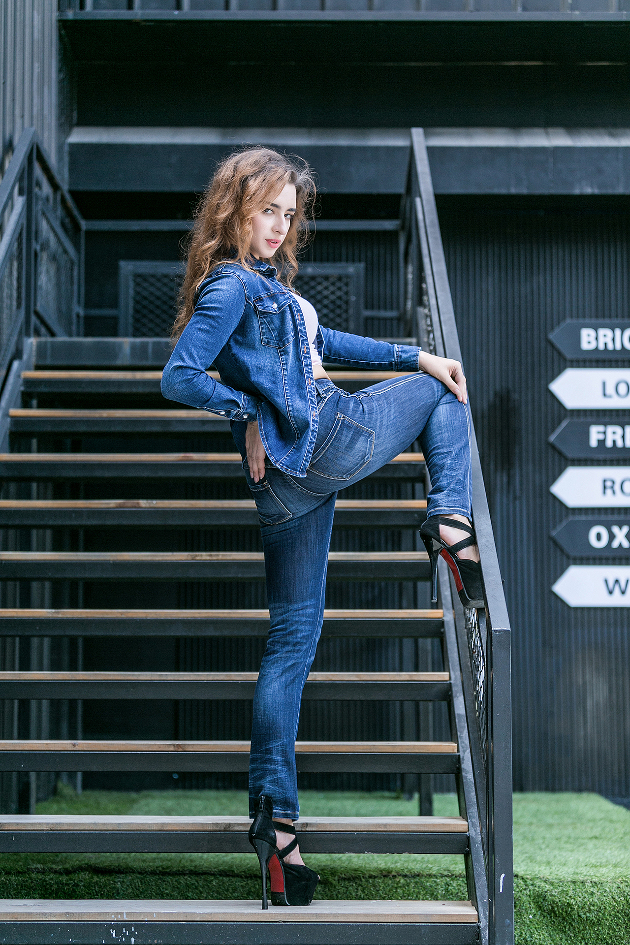 女装淘宝拍摄 女装牛仔上身效果图摄影 牛仔人像图展示