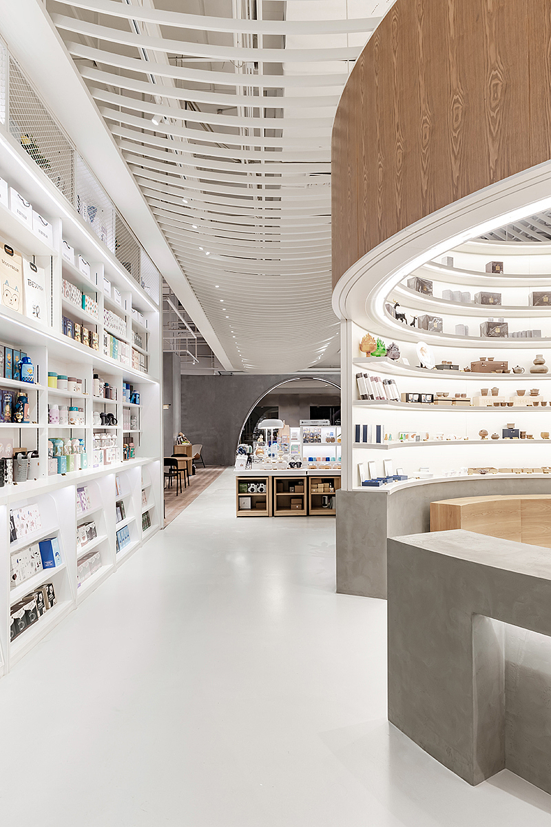 植入产品展示和流动策展的设计,结合休闲功能,为消费者打造一个情境美好的休憩空间,实现了商业坪效与设计审美的平衡。